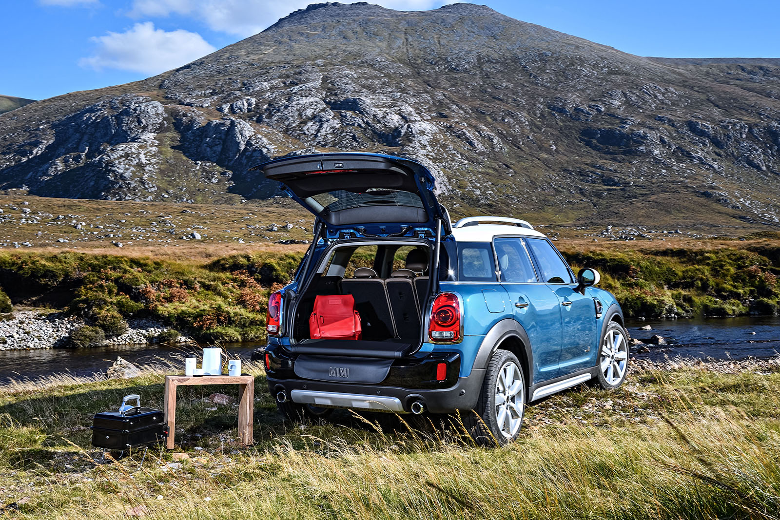 Heres How The Mini Countryman Automatic Tailgate Works Motoringfile